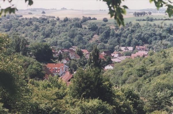 … führt zu dem ins Tal gekuschelten Dörflein.