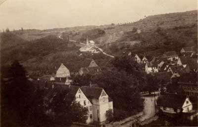 Blick über das Schloss zum Kalkwerk